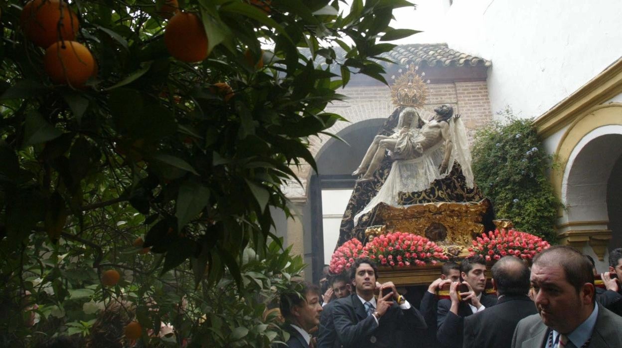 La Virgen de las Angustias, en el patio de entrada al convento de Santa Marta en diciembre de 2004