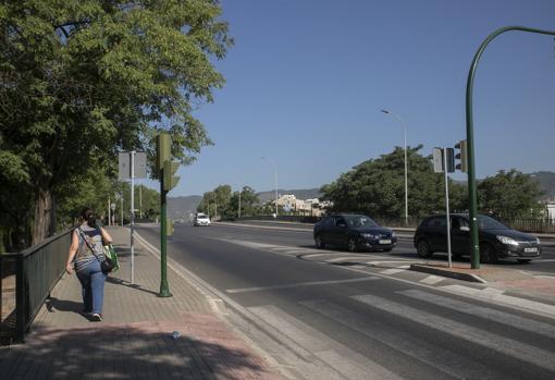 Una mujer andando por el viaducto de Olivos Borrachos