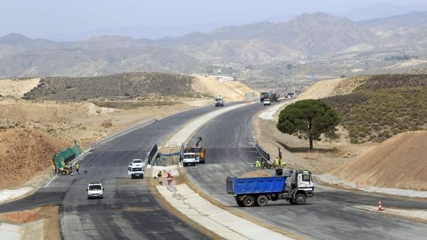 La Junta inaugura el último tramo de las obras de una carretera que lleva 36 años de retraso en Almería