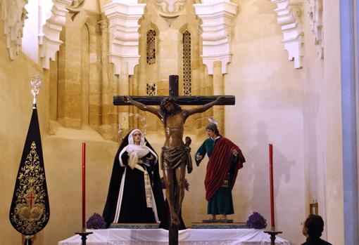 El Cristo de las Penas, entre la Virgen de los Desamparados y San Juan