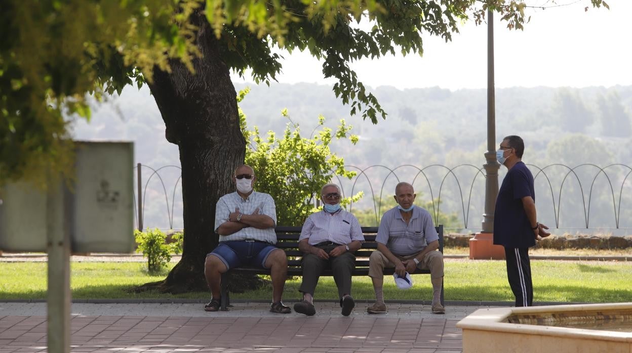 Cuatro vecinos de Montoro descansan en un parque del municipio