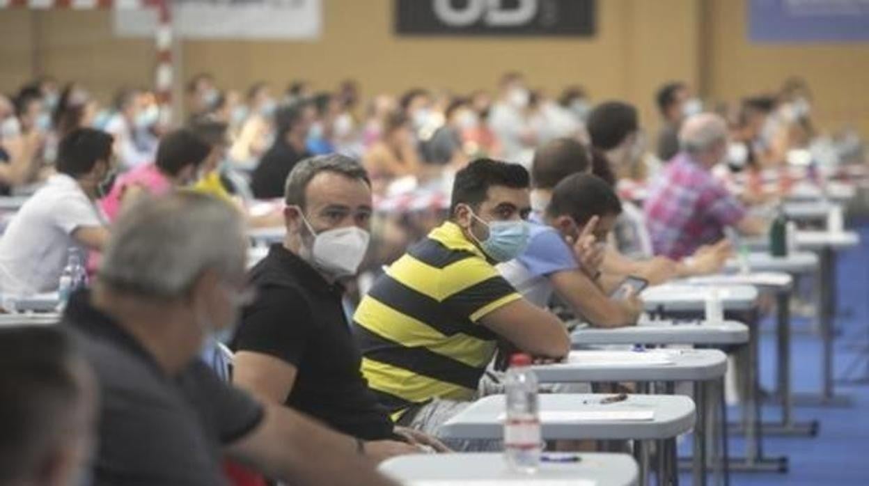 Opositores durante un examen