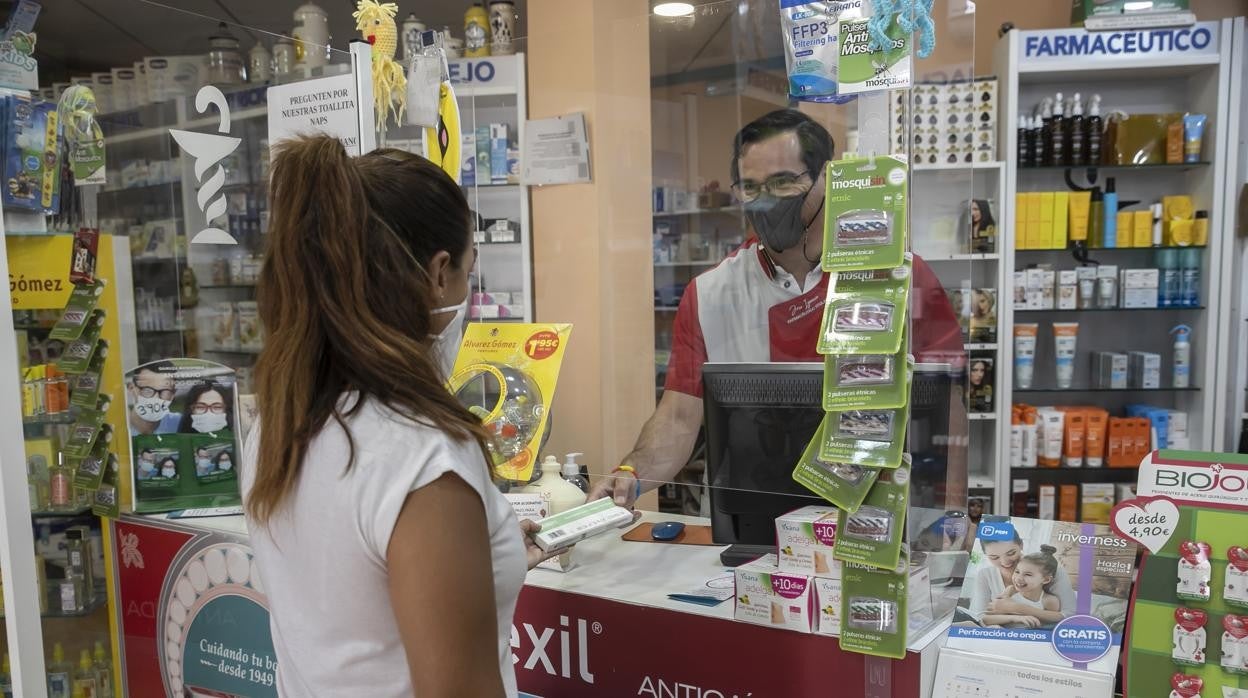 Una persona compra una autoprueba en una farmacia de Córdoba