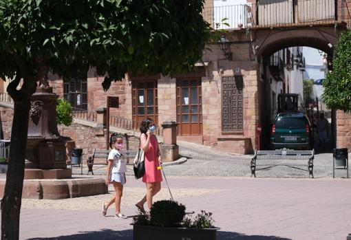 Una madre y su hija pasean en la plaza del Ayuntamiento de Montoro (Córdoba)