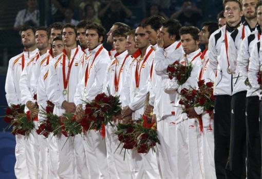 Víctor Sojo, cuarto por la izquierda, en la entrega de medallas