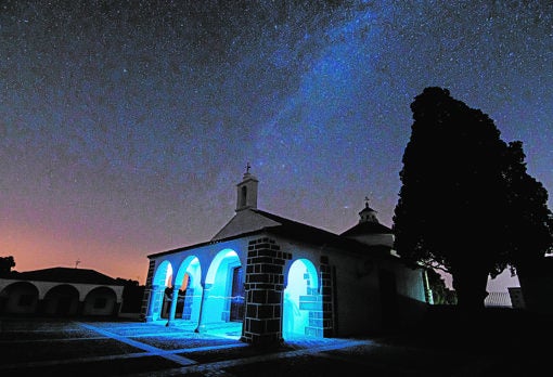 El cielo iluminado desde la Ermita de la Virgen de Luna