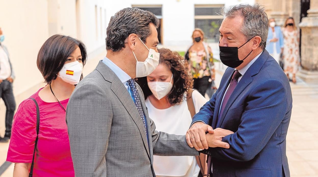 Juanma Moreno y Juan Espadas, en el Parlamento andaluz