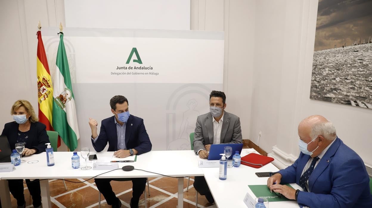 El presidente de la Junta de Andalucía, Juanma Moreno, en la reunión del comité de expertos