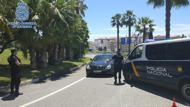 Dos policías heridos en Marbella al ser embestidos en un control de carretera