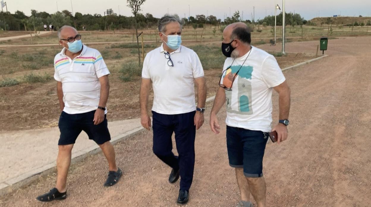 El presidente de la GMU, Salvador Fuentes (centro), junto a dos vecinos en el Parque de Levante