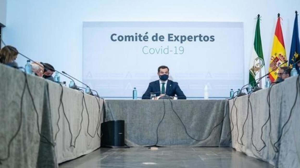 Juanma Moreno preside una de las reuniones del comité de expertos