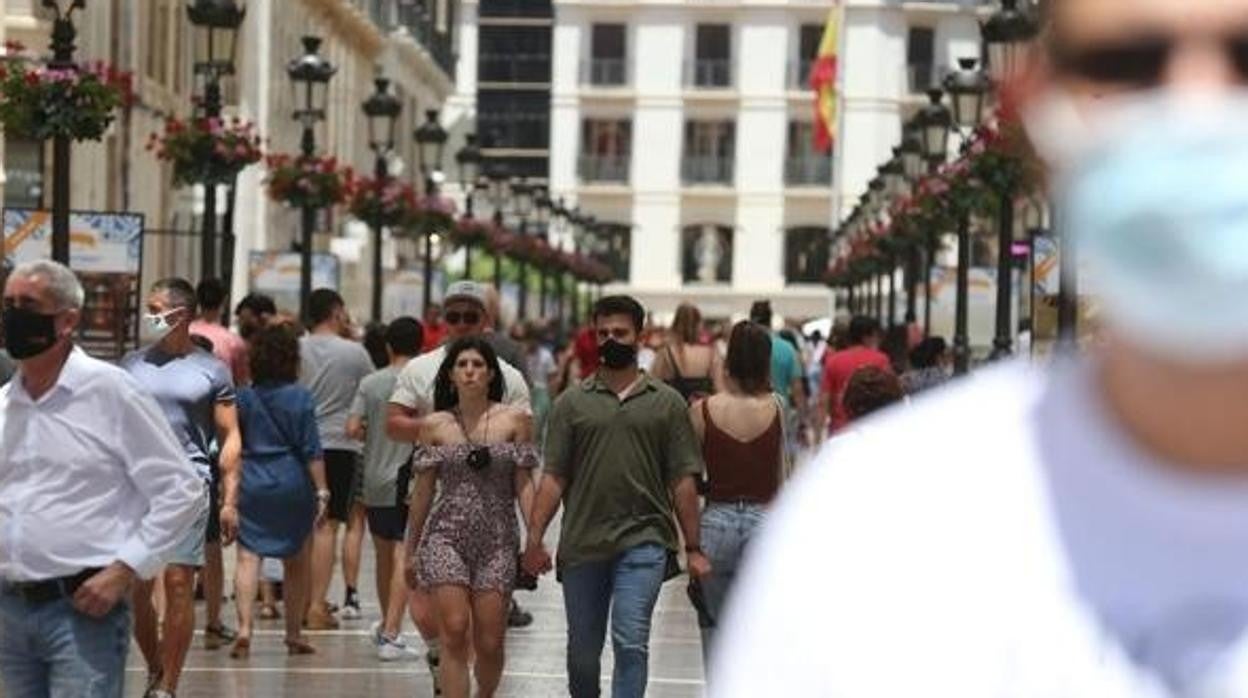 Vecinos y turistas pasean por la calle Larios de Málaga