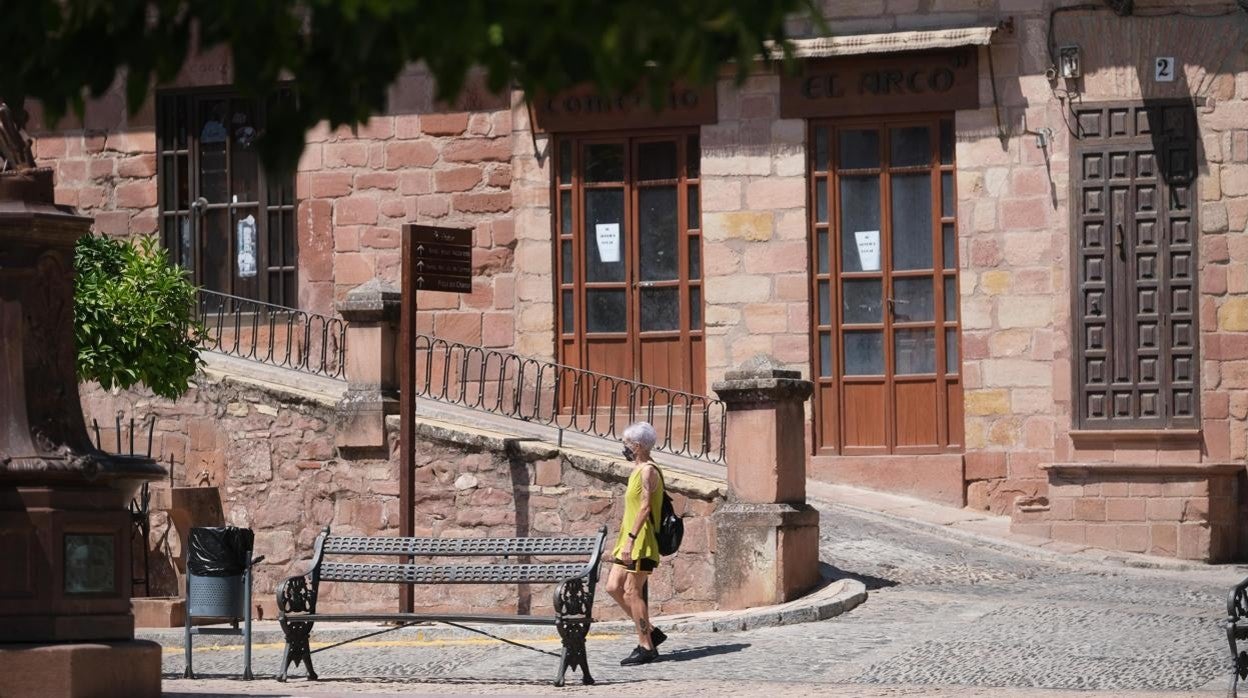 Una mujer en Montoro durante la crisis del coronavirus