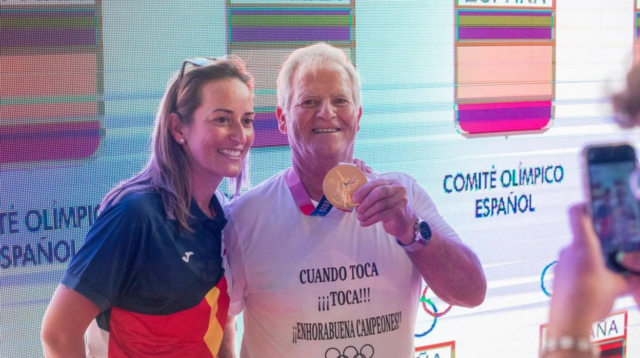 Pío Gálvez luce la medalla de oro junto a su hija Fátima