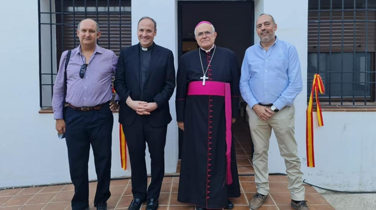 Acto inaugural de la residencia, con el obispo y Enrique Aguilar a la derecha