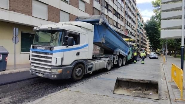 El Plan Asfalto de Córdoba, con una inversión de 1,1 millones, comienza con la reforma de Vallellano