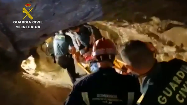 El difícil rescate de una mujer que cayó a una zona de difícil acceso en la Gruta de las Maravillas de Aracena