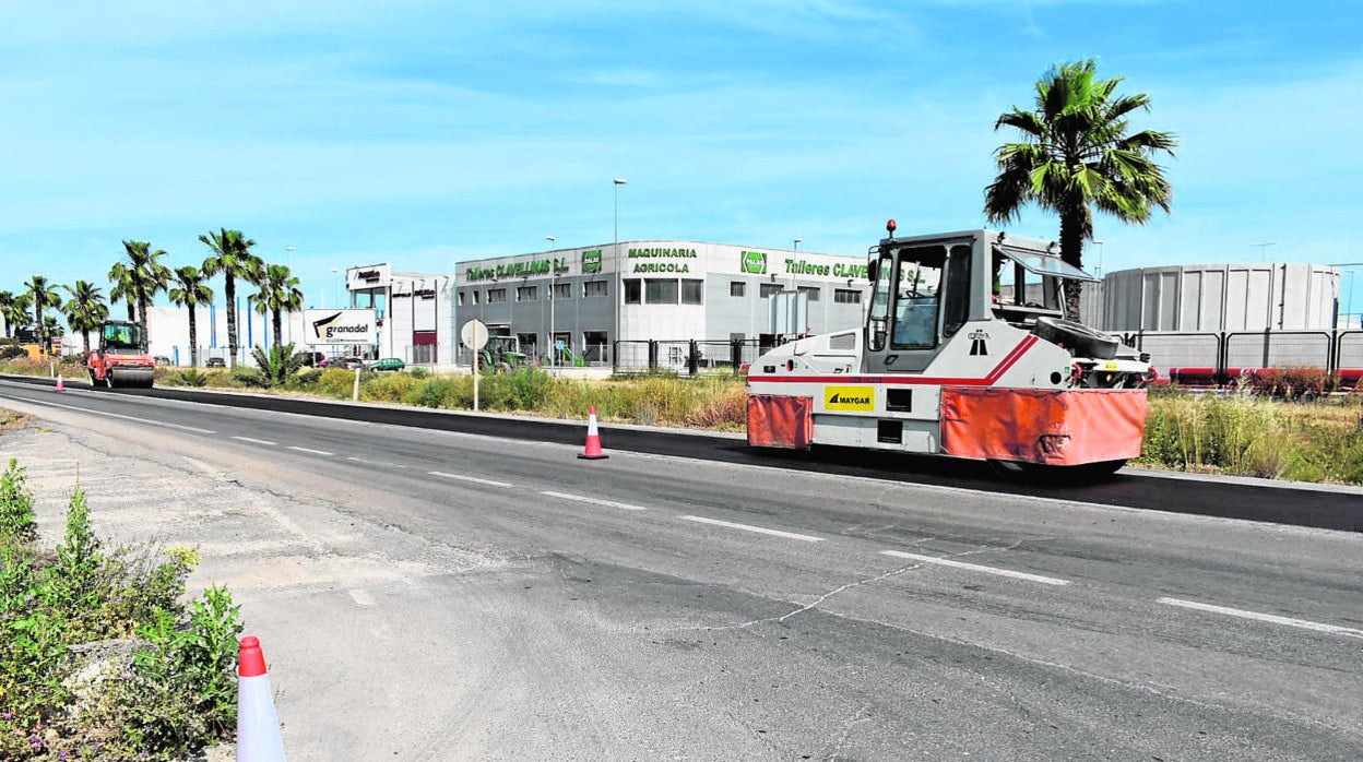 Trabajos de reasfaltado en la variante de Puente Genil