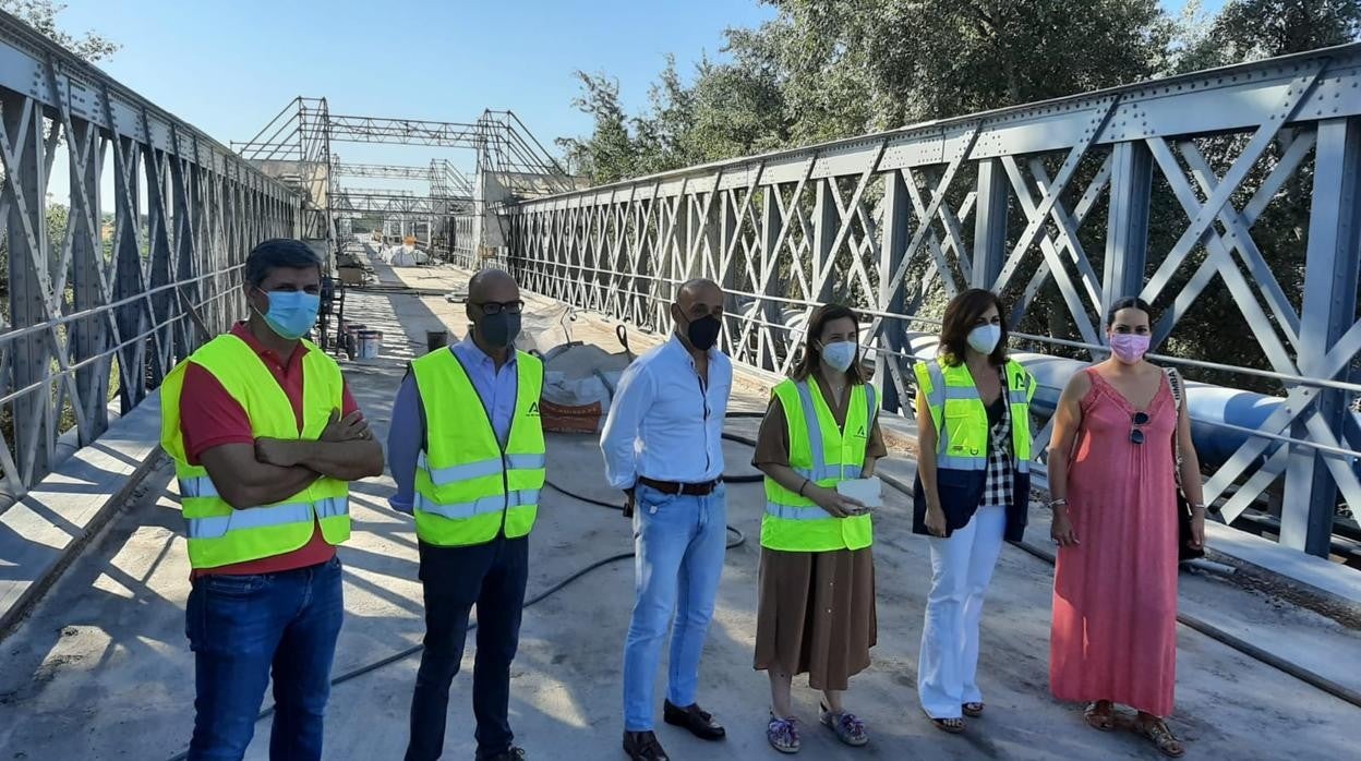 Visita a las obras de reparación del puente de hierro en Palma del Río