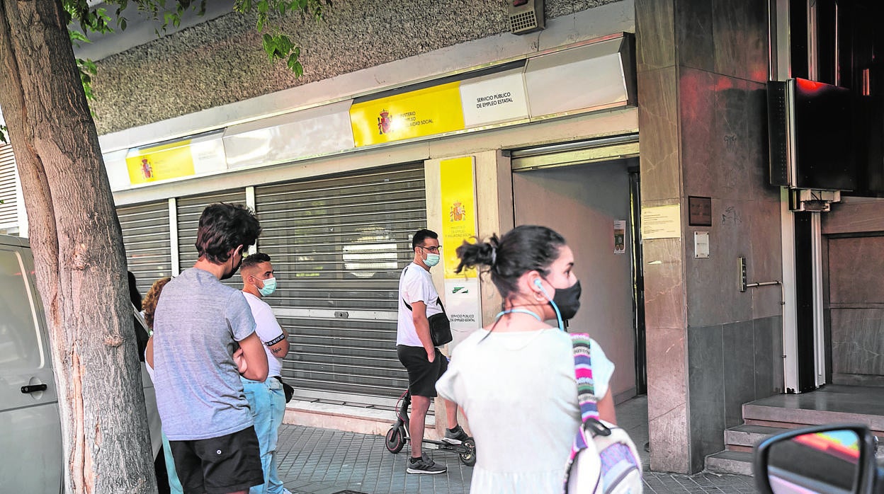 Ciudadanos en una sede del SEPE en Córdoba capital