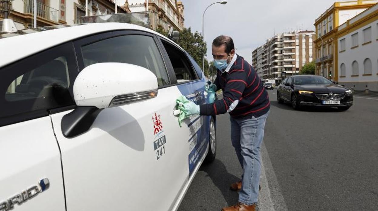 Un taxista desinfecta su vehículo en la plaza de Colón de Córdoba