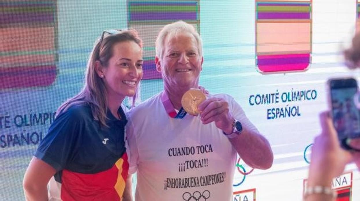 Fátima Gálvez posa con su padre y la medalla conseguida en Tokio