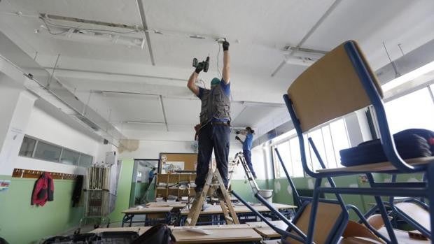 Sale a concurso la reforma de la instalación eléctrica en 19 colegios de Córdoba para activar la climatización