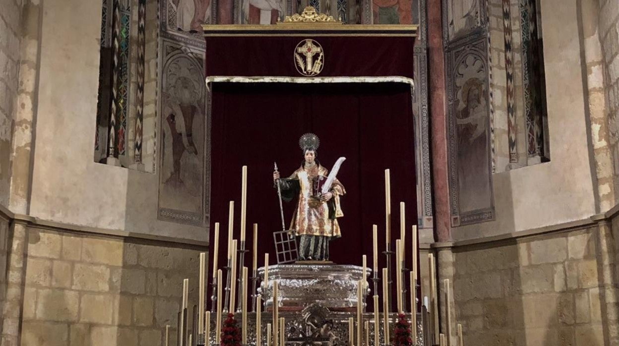 Altar de cultos de San Lorenzo Mártir en su parroquia