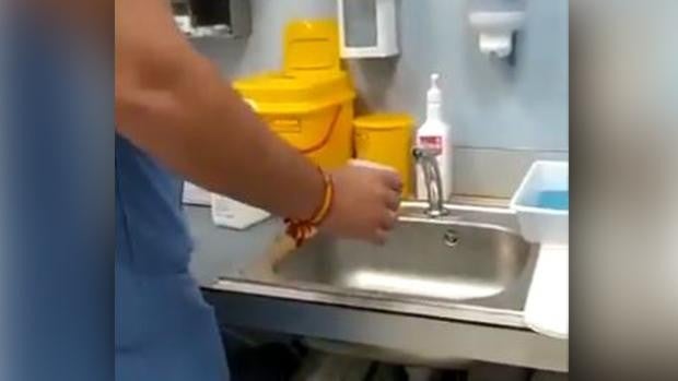 Un vídeo viral asegura que bastan unas gotas de agua para lograr un positivo en test de antígenos, y no es cierto