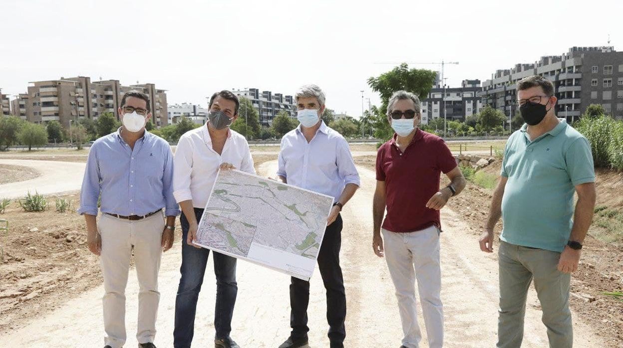 El alcalde, junto al equipo técnico que trabaja en el parque