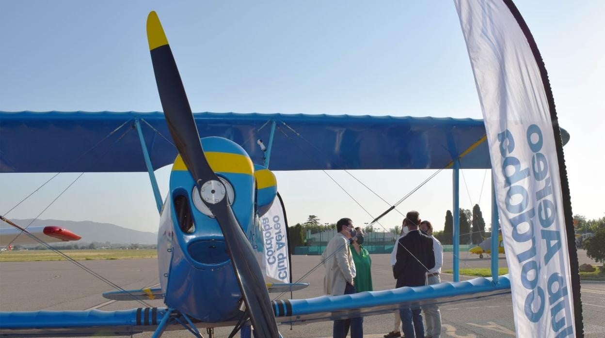 El aeroplano réplica de un modelo de 1920 con el que se realizan los paseos