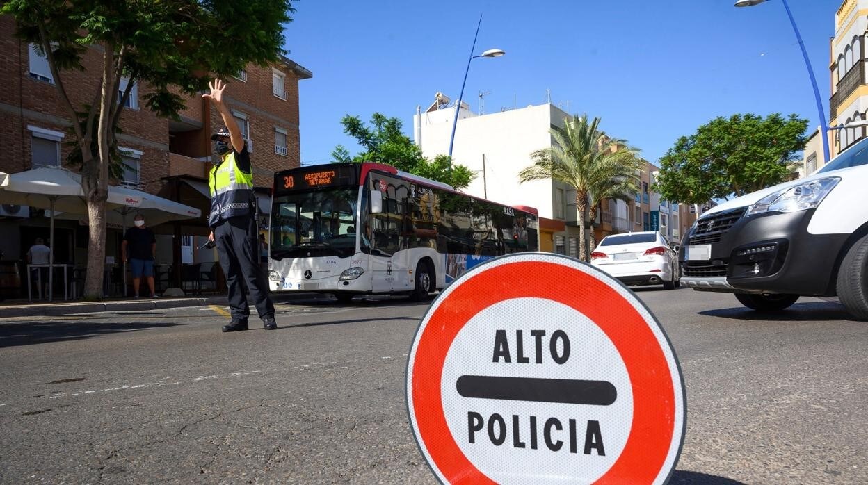 Uno de los controles policiales durante el estado de alarma en Almería para evitar la movilidad injustificada