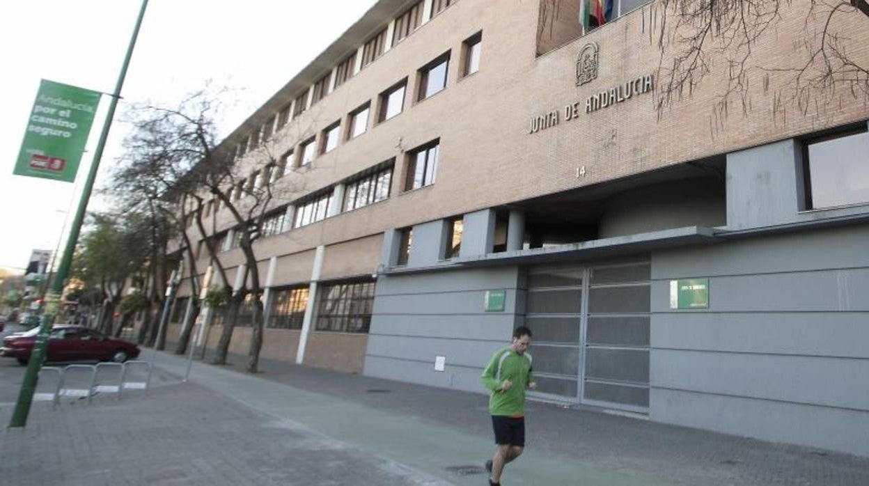 Fachada de la Consejería de Igualdad de Andalucía, en una imagen de archivo