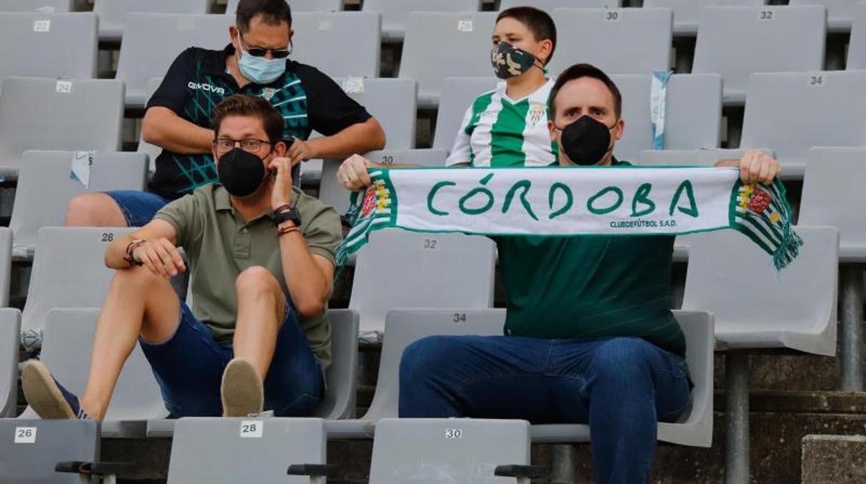 Aficionados del Córdoba CF en un partido en El Arcángel