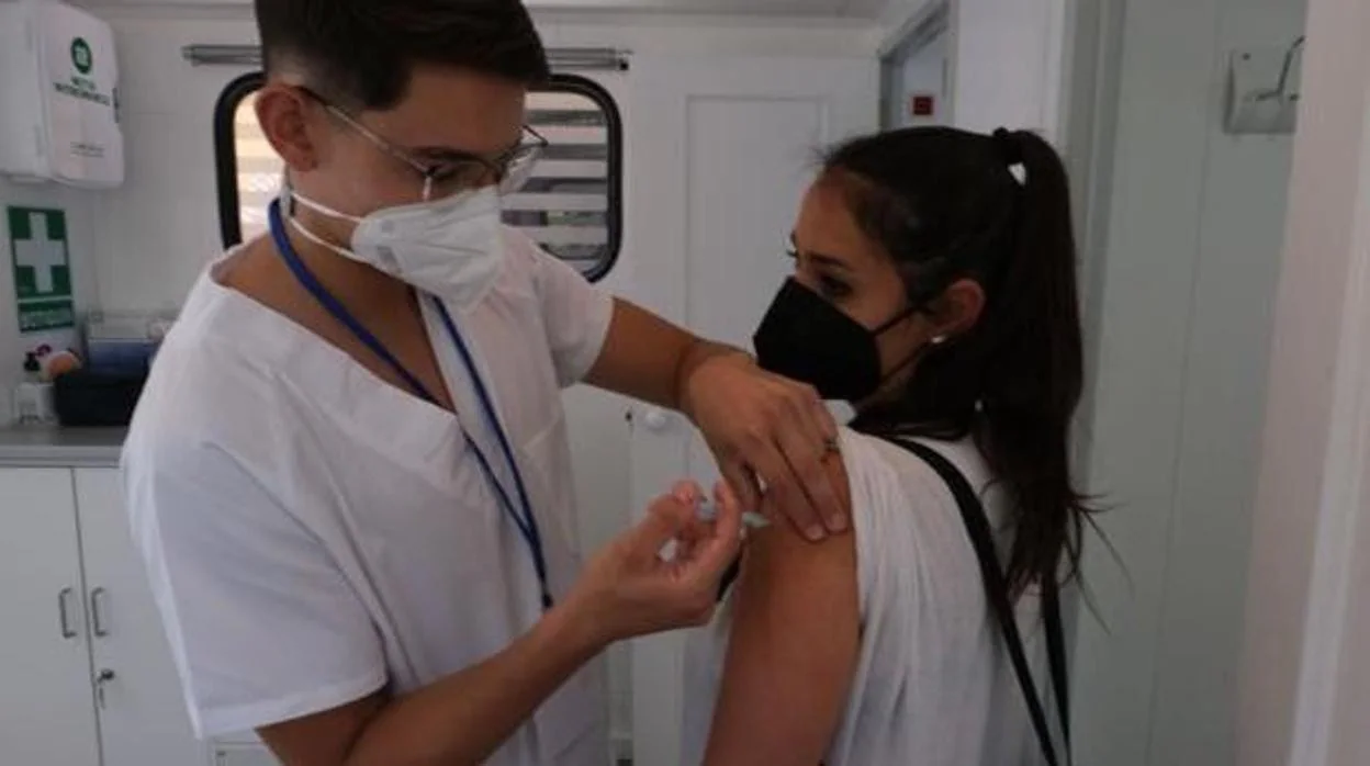 Una joven recibe la vacuna contra el Covid
