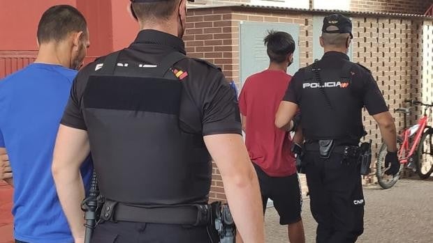 Dos familias de Almería terminan a tiros por orinar uno de los miembros en la fachada de la casa