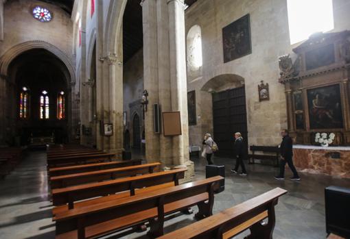 Interior de la iglesia, con el rosetón al fondo