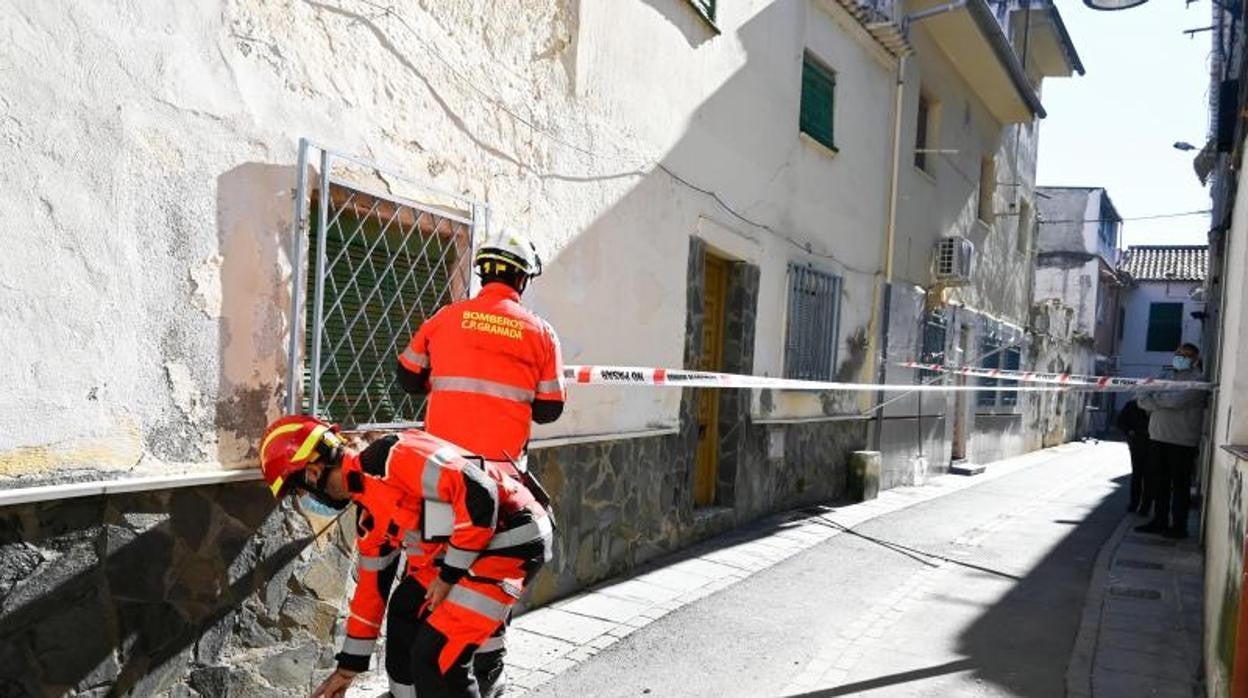 Bomberos realizando tareas en el municipio granadino de Santa Fe en enero tras varios terremotos