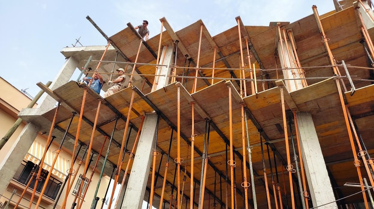 Albañiles en un edificio en construcción en la calle Poeta Solís