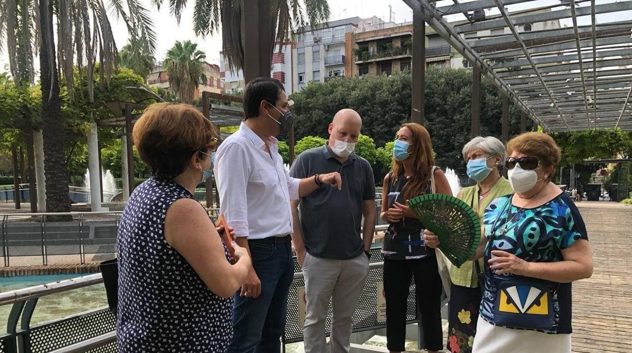 El alcalde de Córdoba, ayer con los vecinos de Ciudad Jardín