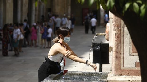 Ola de calor en Córdoba | Abanico, agua y refugios para los que desafían al termómetro