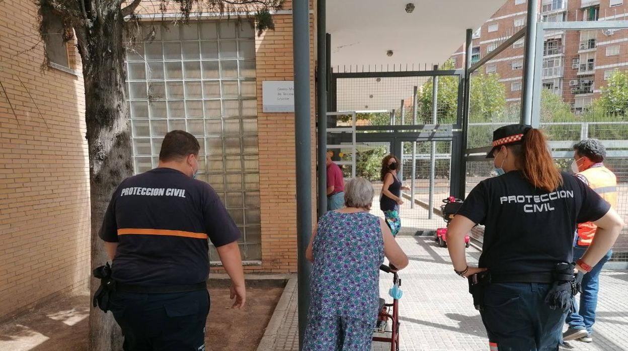 Voluntarios de Protección Civil acompañan a una mujer