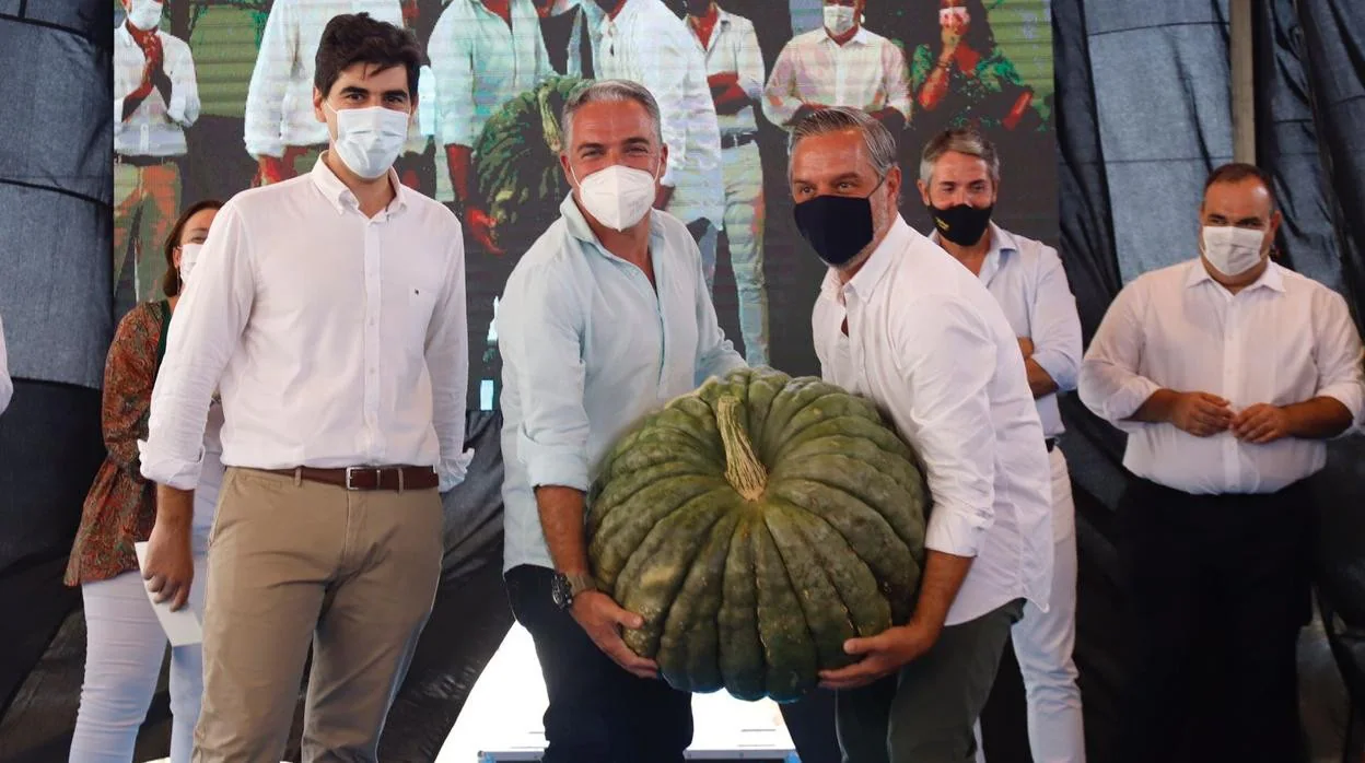 Ambos consejeros sostienen una calabaza gigante del Mercado Sabor a Málaga en Coín