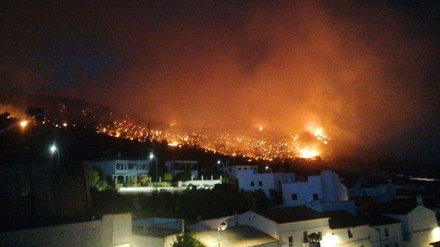 Alarma en Villaharta por la cercanía de un fuego forestal, que podría obligar a evacuar el municipio