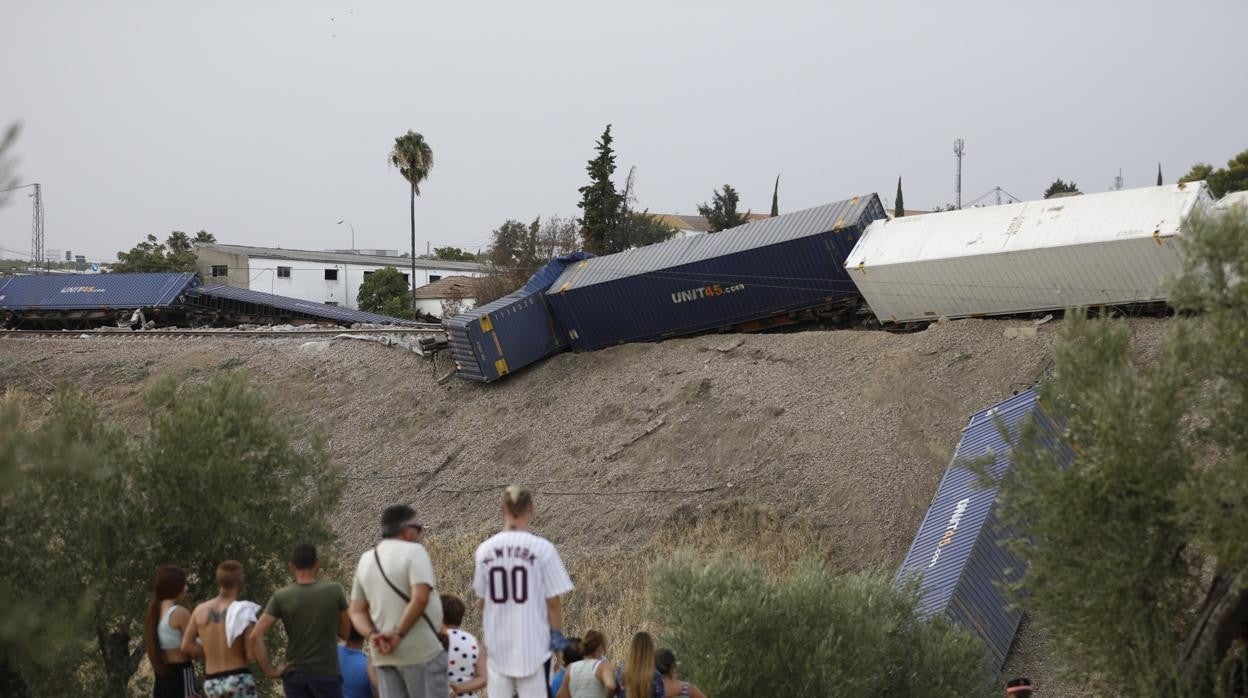 Vagones descarrilados en la vía del tren a la altura de Montoro