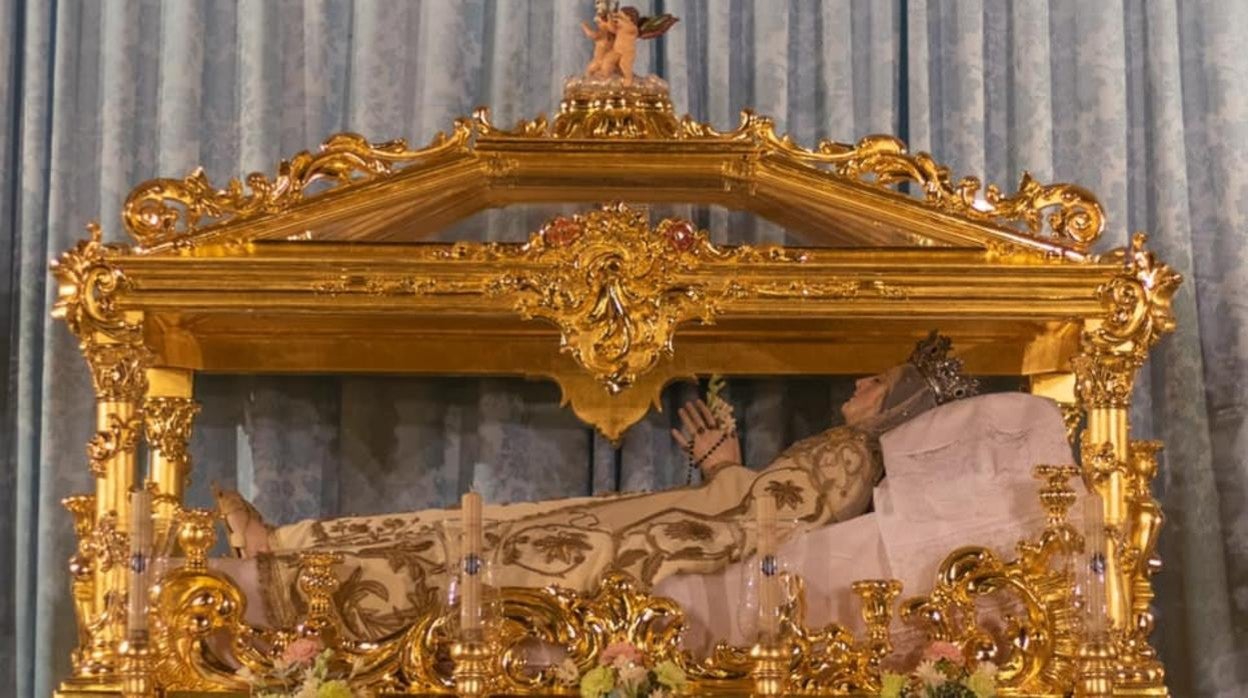 Nuestra Señora del Tránsito, en su restaurada urna, durante sus cultos