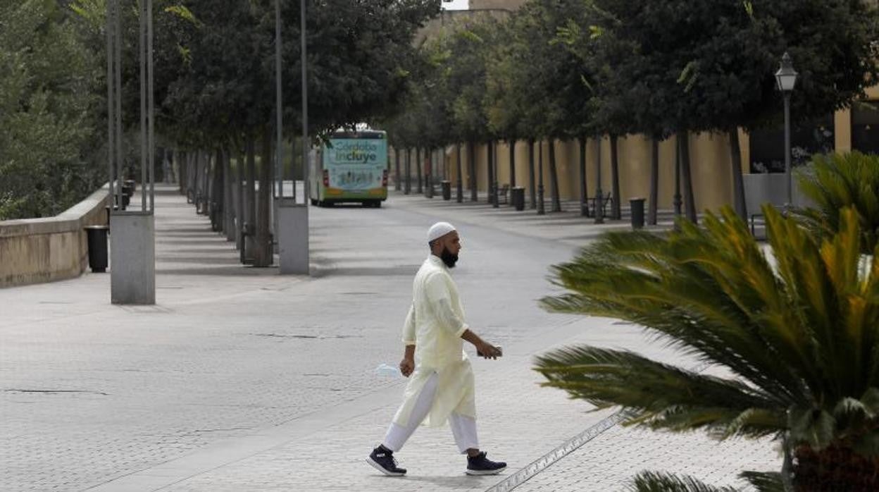 Las calles estaban ayer prácticamente desiertas por la ola de calor en Cordoba