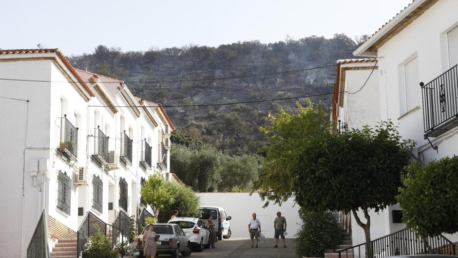 Los vecinos de Villaharta, pendientes de la evolución del incendio que ya está estabilizado