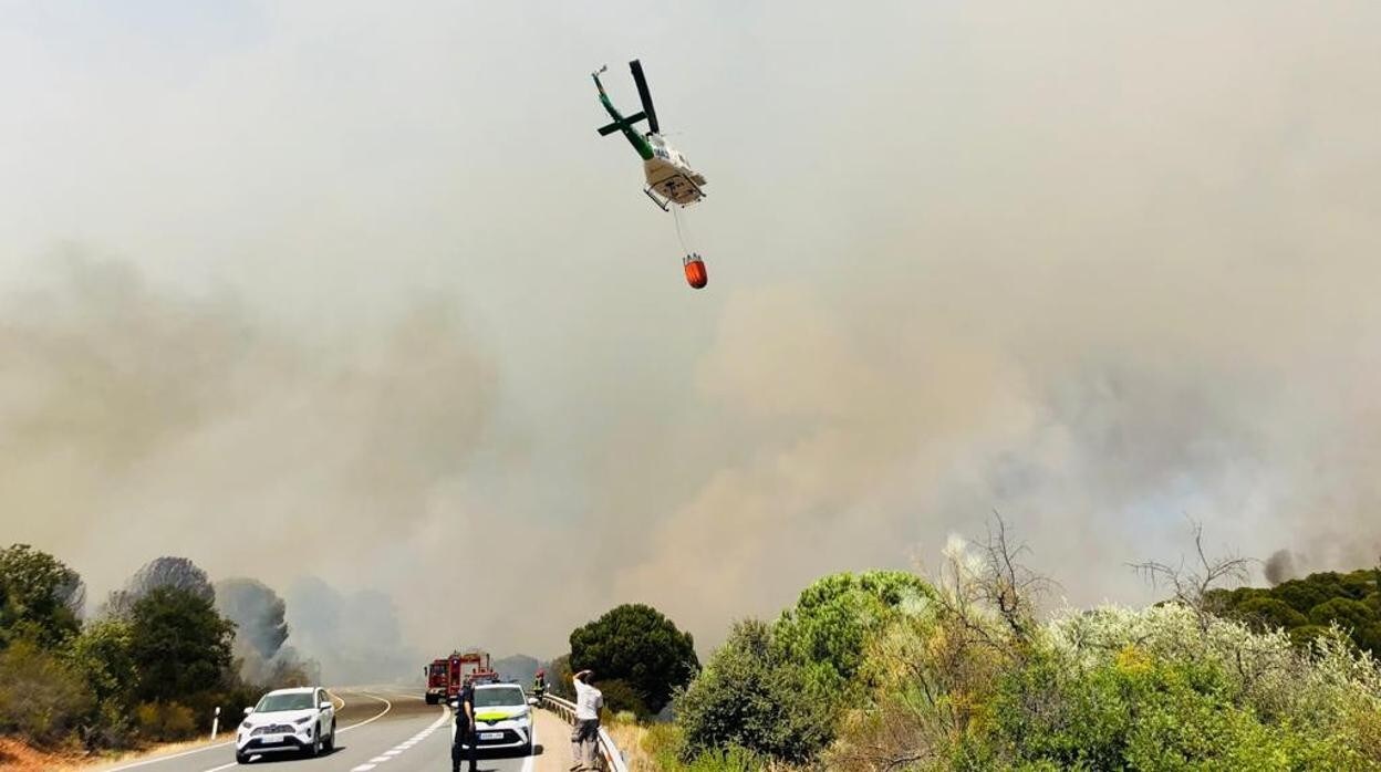 Un helicóptero y un vehículo de bomberos trabajan en la zona afectada