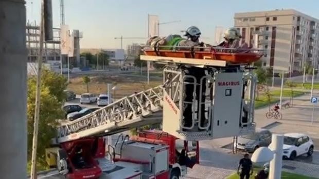 Los bomberos de Córdoba rescatan a un trabajador de un edificio en construcción tras sufrir una caída de una plataforma